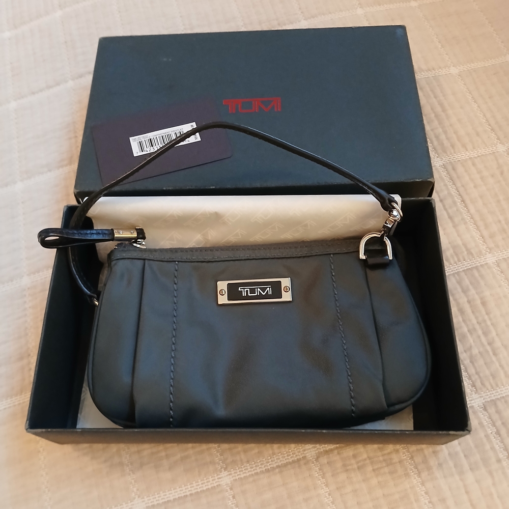 TUMI VOYAGER VIENNA 3COMPARTMENT CLUTCH WRISTLET *LIKE NEW*